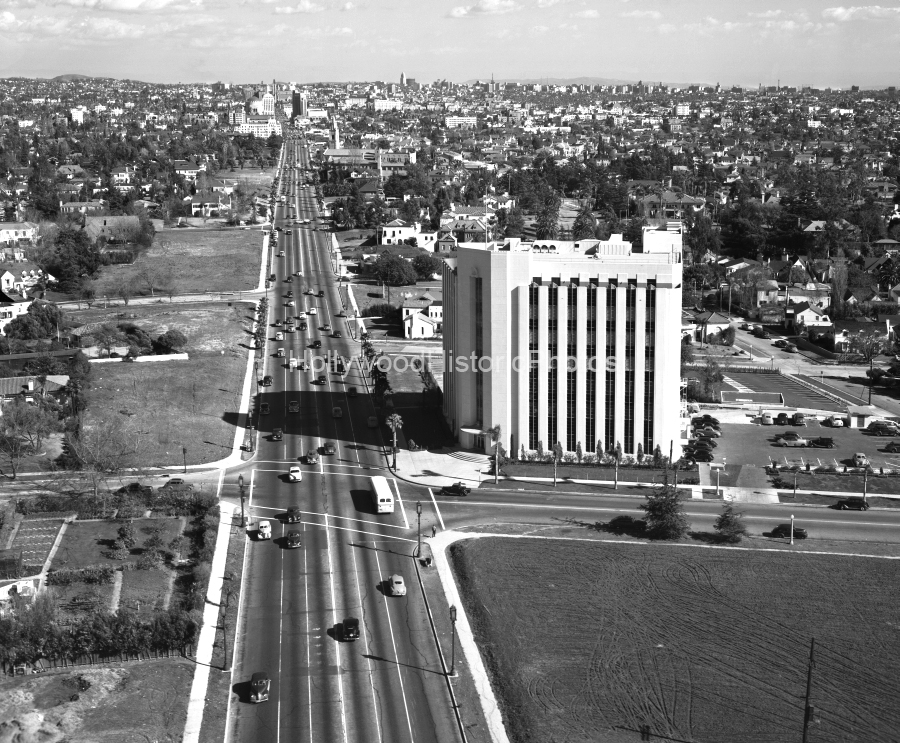 Hancock Park - Rimpau Blvd 1949 WM.jpg